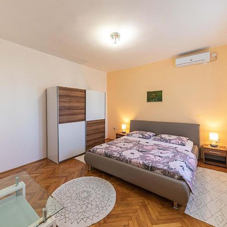 Lovely Apartment In Kastel Kambelovac With Wifi Каштела Екстер'єр фото