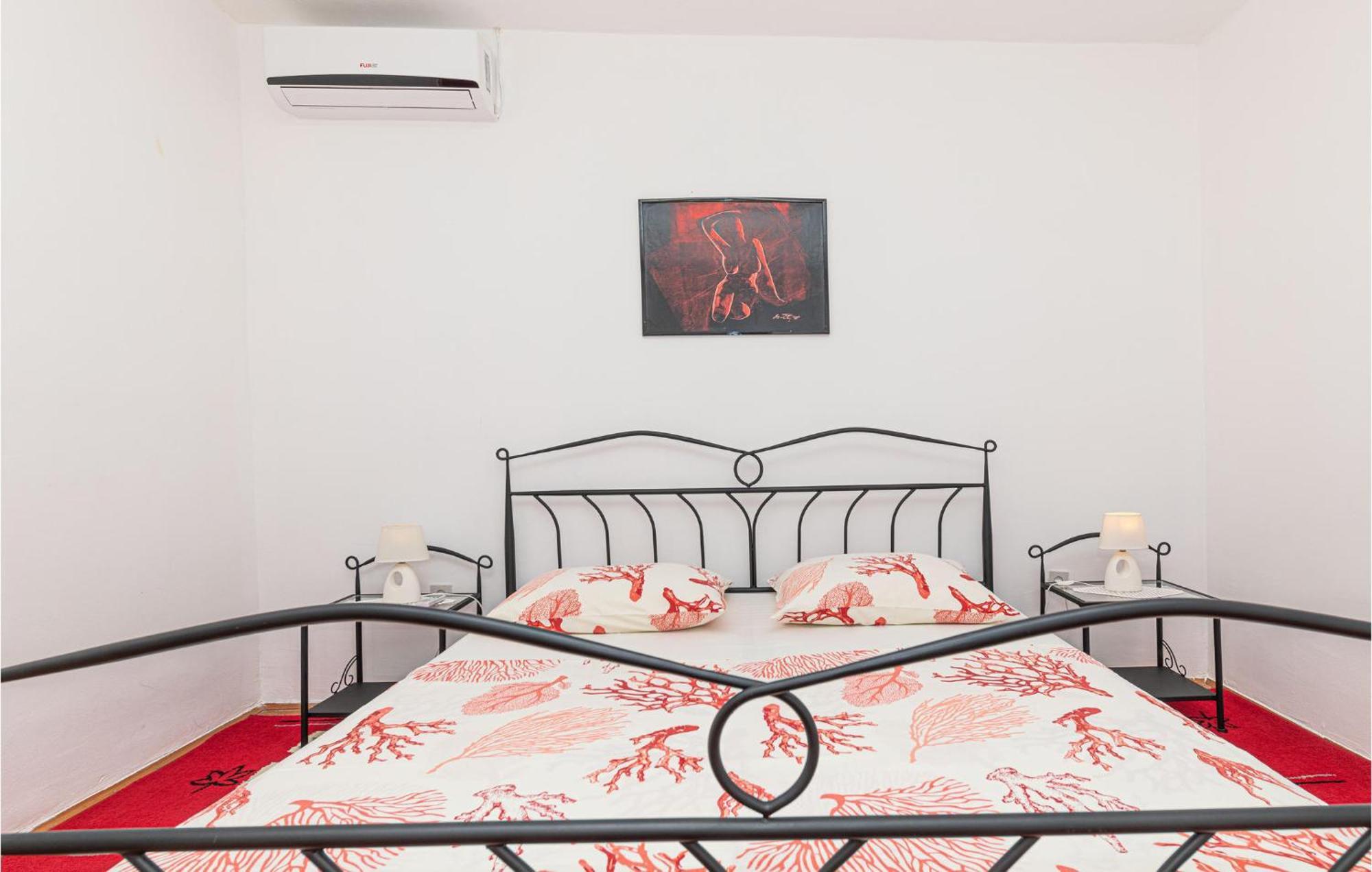 Lovely Apartment In Kastel Kambelovac With Wifi Каштела Екстер'єр фото